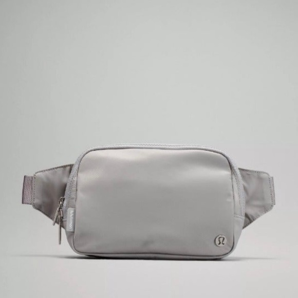 lululemon athletica Handbags - Lululemon  🍋 ➡️Large⬅️ Silver Drop Everywhere Belt Bag Rare discontinued color